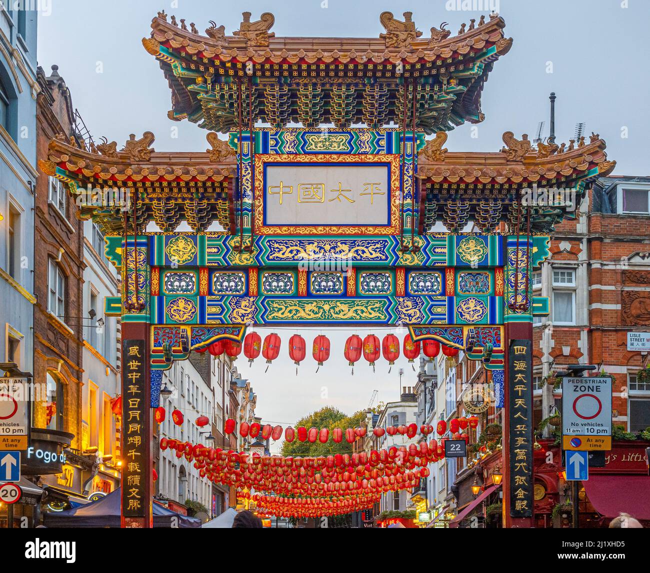 China Town Eingang Bogen in Wardour Street. London. Stockfoto