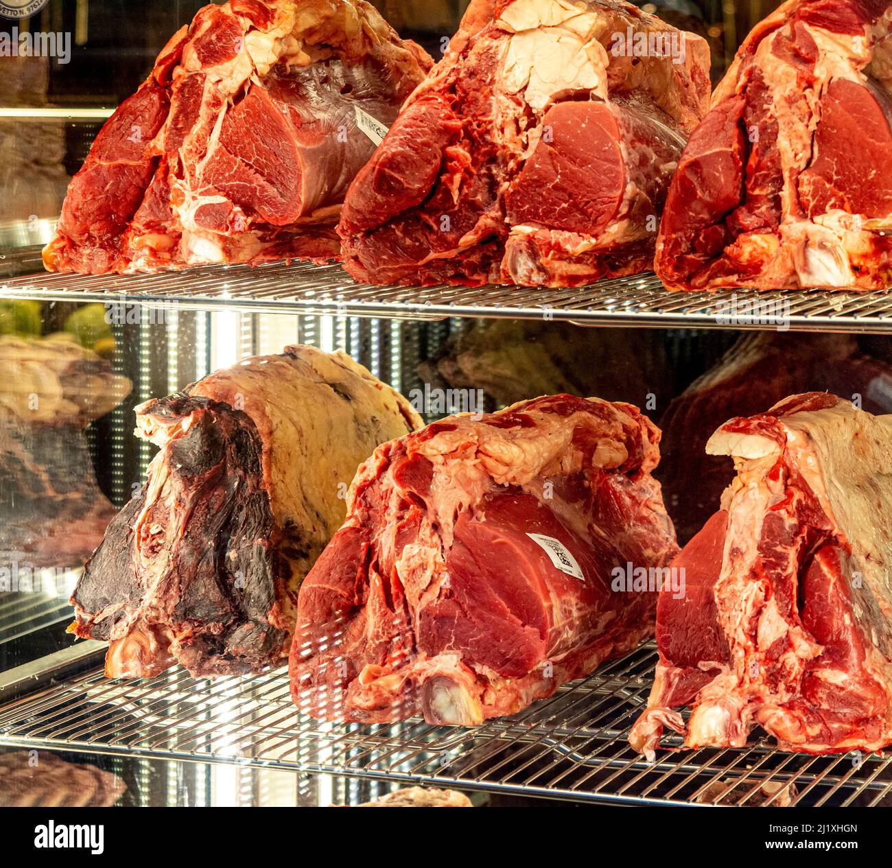 In einem Fenster des britischen Steakrestaurants werden Fleischstücke ausgestellt. Stockfoto