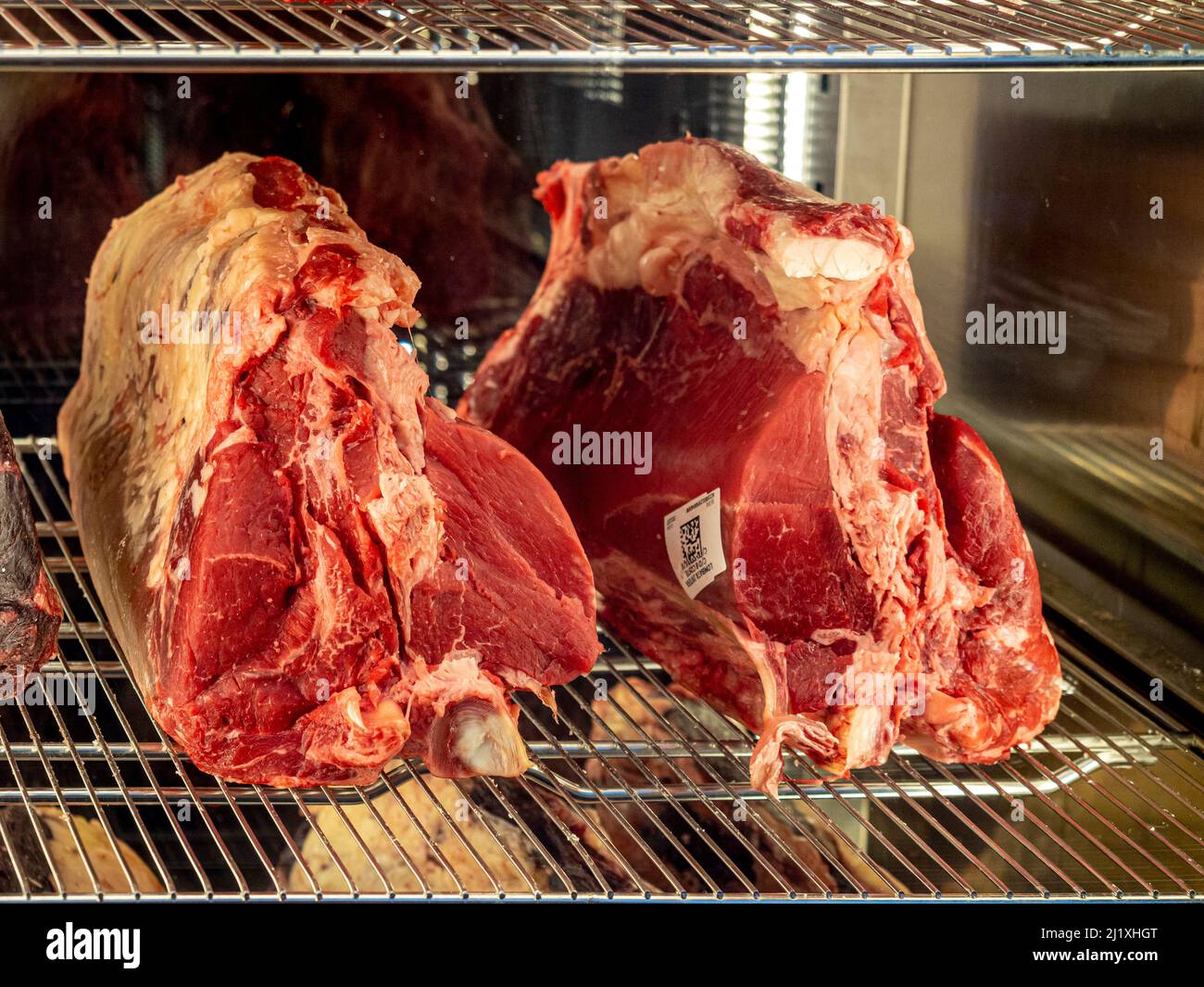 In einem Fenster des britischen Steakrestaurants werden Fleischstücke ausgestellt. Stockfoto