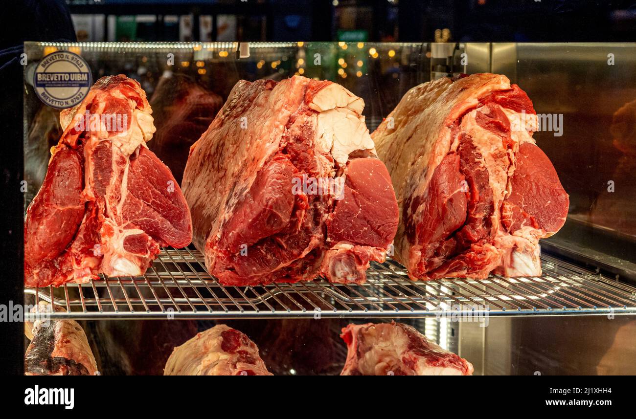 In einem Fenster des britischen Steakrestaurants werden Fleischstücke ausgestellt. Stockfoto