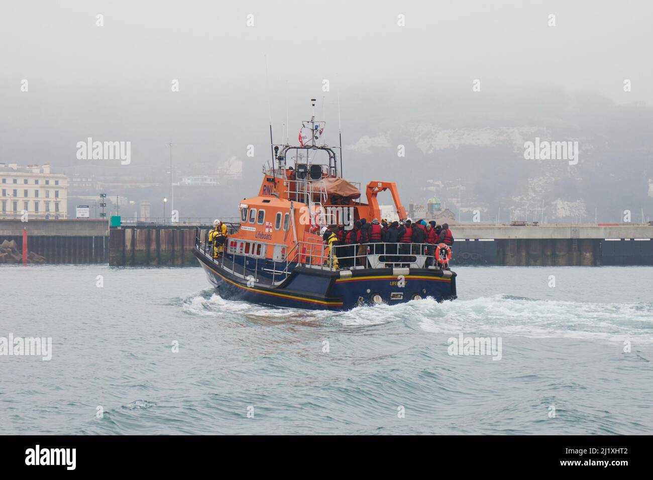 Dover, Kent, Großbritannien. 28.. März 2022: Migranten werden an einem kalten Misty-Tag vom RNLI-Rettungsboot am Hafen von Dover an Land gebracht, nachdem sie im Ärmelkanal gerettet wurden. Kredit: adp-Nachrichten/Alamy Live Nachrichten Stockfoto