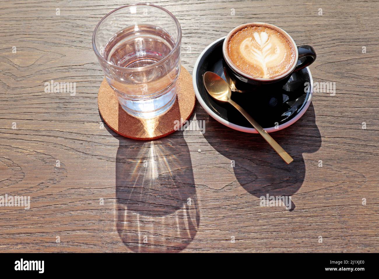 Latte Art, Kaffeekunst von Barista auf Holzhintergrundtisch, Blick von oben oder von oben. Platz für Text auf der linken Seite kopieren. Stockfoto