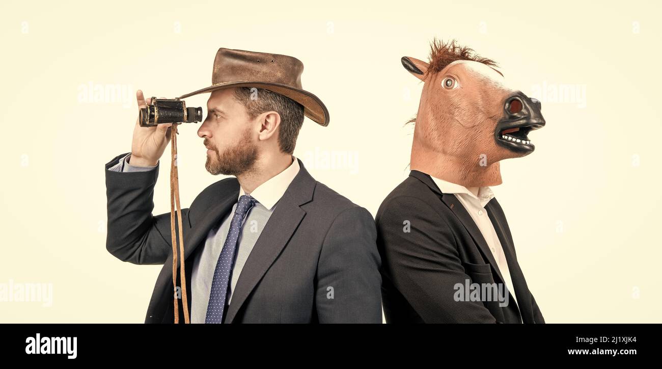 Starrt in die Ferne. Seltsame Geschäftsleute. Firmenkostüm Party. Corporate Halloween Stockfoto