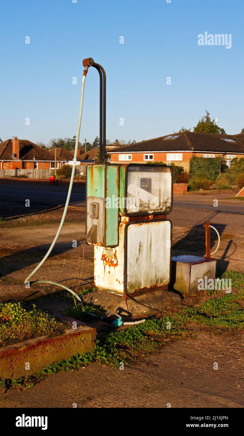 Eine alte rostende und nicht mehr genutzte Benzinpumpe auf dem freigeworfenen Gelände in Hellesdon, Norfolk, England, Großbritannien. Stockfoto