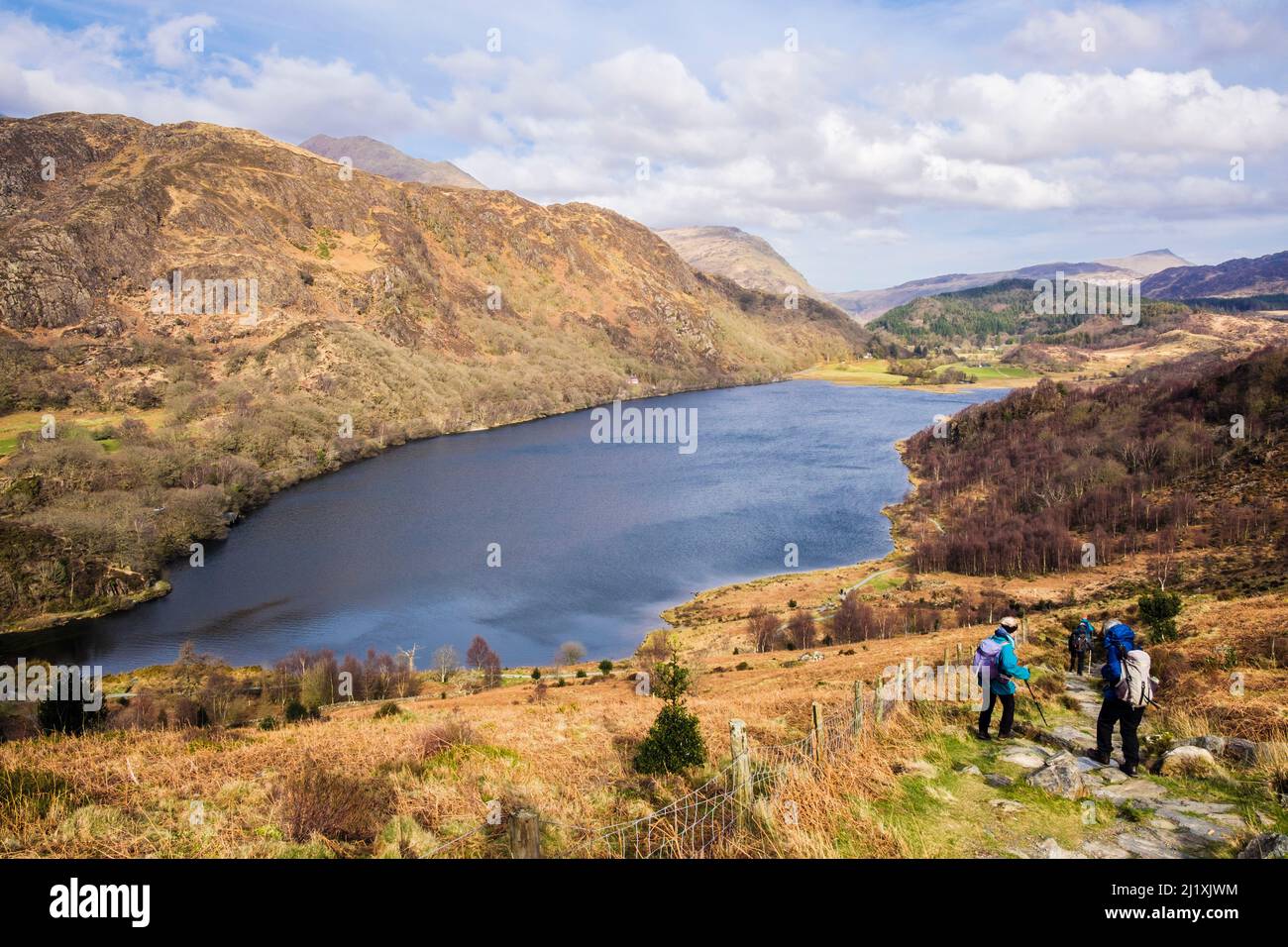 Wanderer, die zum Llyn Dinas See im Nant Gwynant Valley Snowdonia National Park wandern. Beddgelert, Gwynedd, Nordwales, Großbritannien Stockfoto