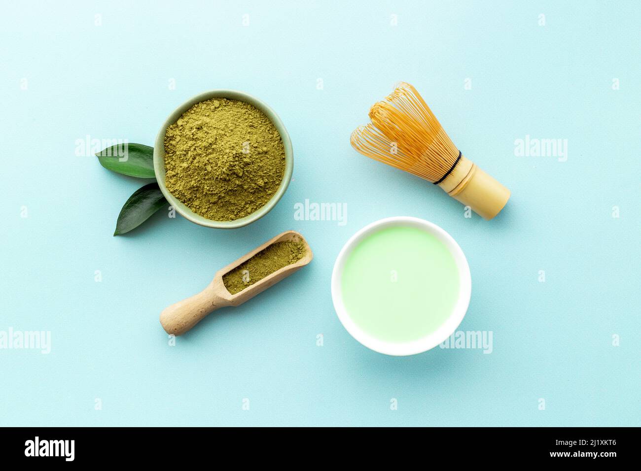 Matcha-Tee. Teezeremonie mit trockenem Pulver und heißem Getränk Stockfoto