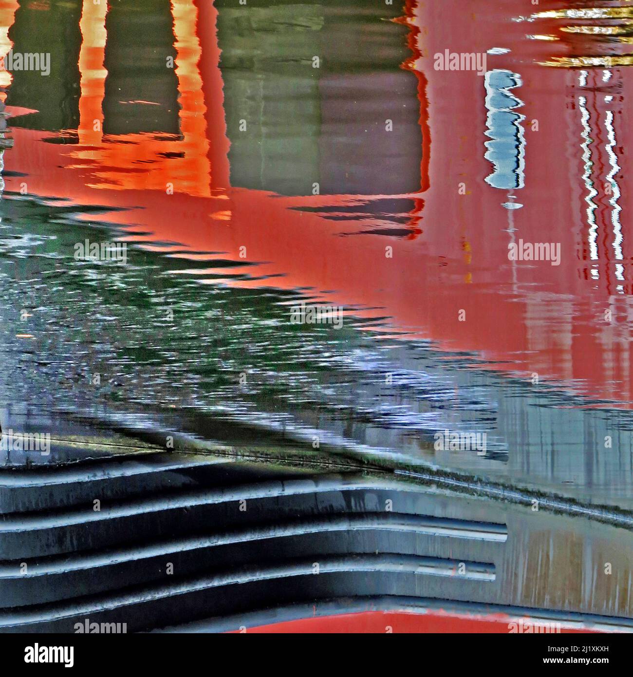 Abstraktes Foto des britischen Wasserweges mit reflektierten Mustern, Strukturen, Formen und Bewegungen, mit einer Farbpalette in hellen Formen, gespiegelt r Stockfoto