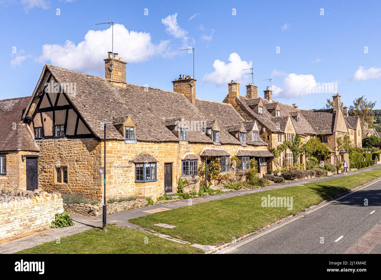 Eine Reihe alter Steinhütten in der High Street im Cotswold-Dorf Broadway, Worcestershire, England Stockfoto