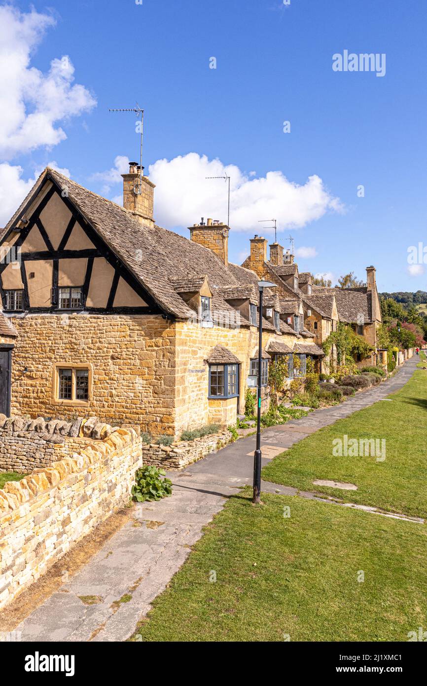 Eine Reihe alter Steinhütten in der High Street im Cotswold-Dorf Broadway, Worcestershire, England Stockfoto