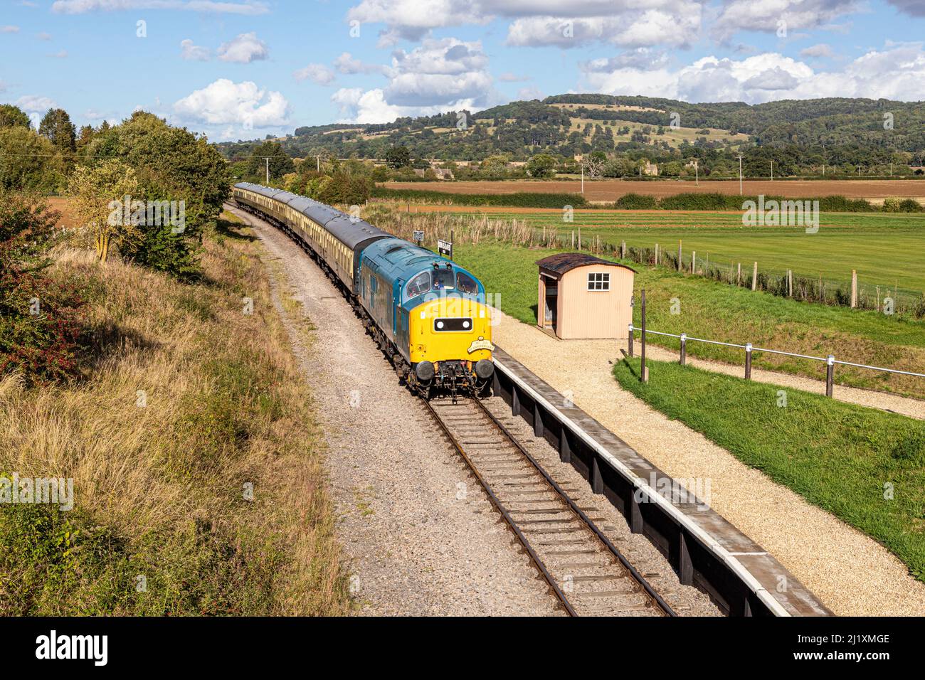 Diesel Electric Locomotive auf der Gloucestershire Warwickshire Steam Railway vorbei an Hayles Abbey Halt in der Nähe des Cotswold-Dorfes Hailes, Glos. VEREINIGTES KÖNIGREICH Stockfoto