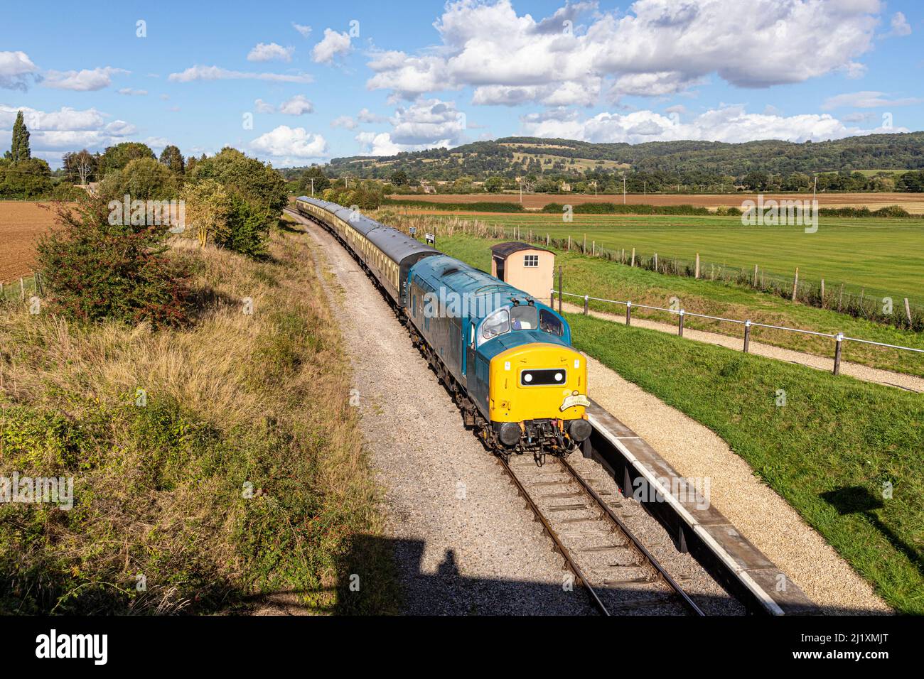 Diesel Electric Locomotive auf der Gloucestershire Warwickshire Steam Railway vorbei an Hayles Abbey Halt in der Nähe des Cotswold-Dorfes Hailes, Glos. VEREINIGTES KÖNIGREICH Stockfoto