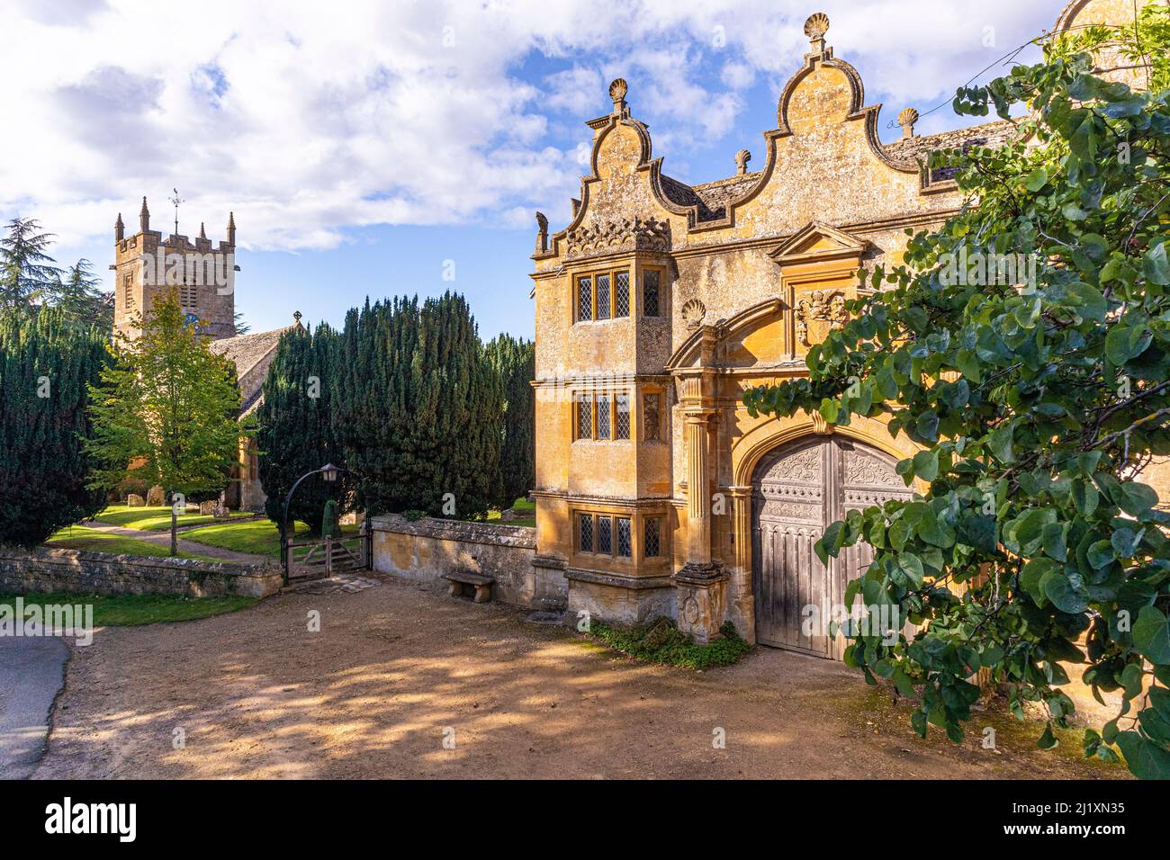 Die St. Peters Kirche und das jakobean Cotswold Steingatehaus zum Stanway House, Stanway, Gloucestershire, England, Großbritannien Stockfoto