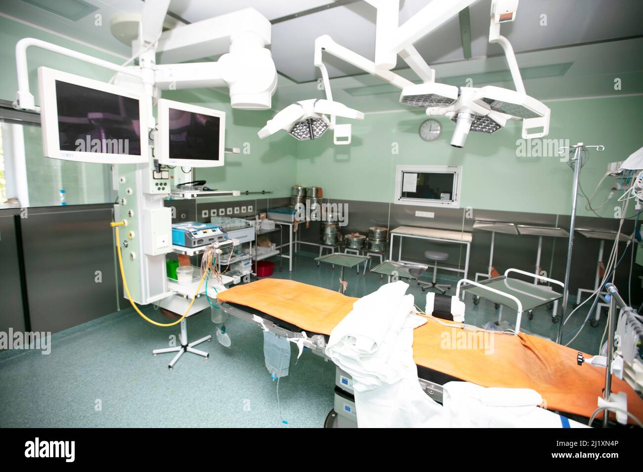 Geräte und medizinische Geräte in einem modernen Operationssaal Stockfoto