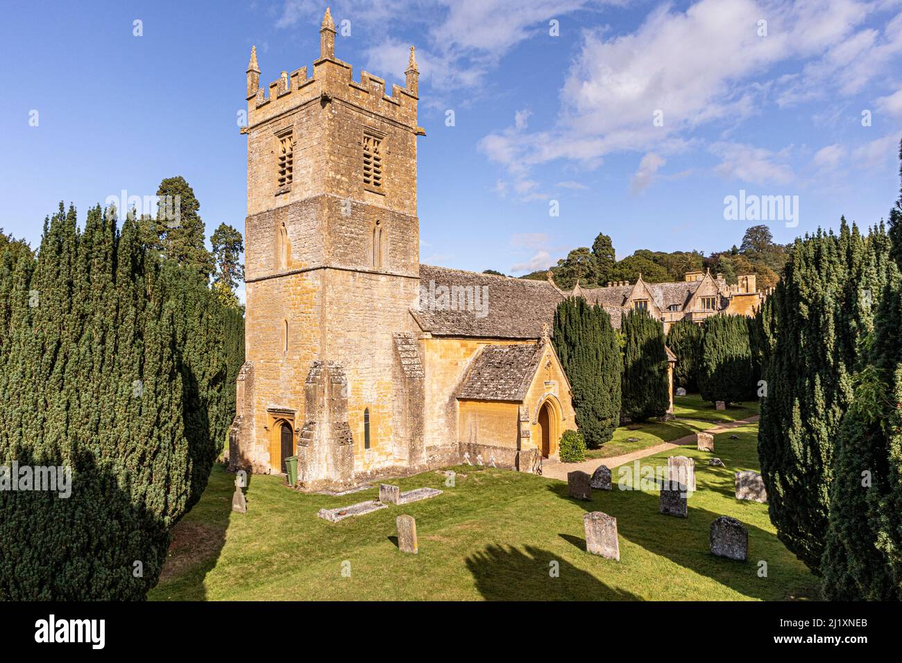 Die St. Peters Kirche und das jakobische Herrenhaus Stanway House im Cotswold-Dorf Stanway, Gloucestershire, England Stockfoto