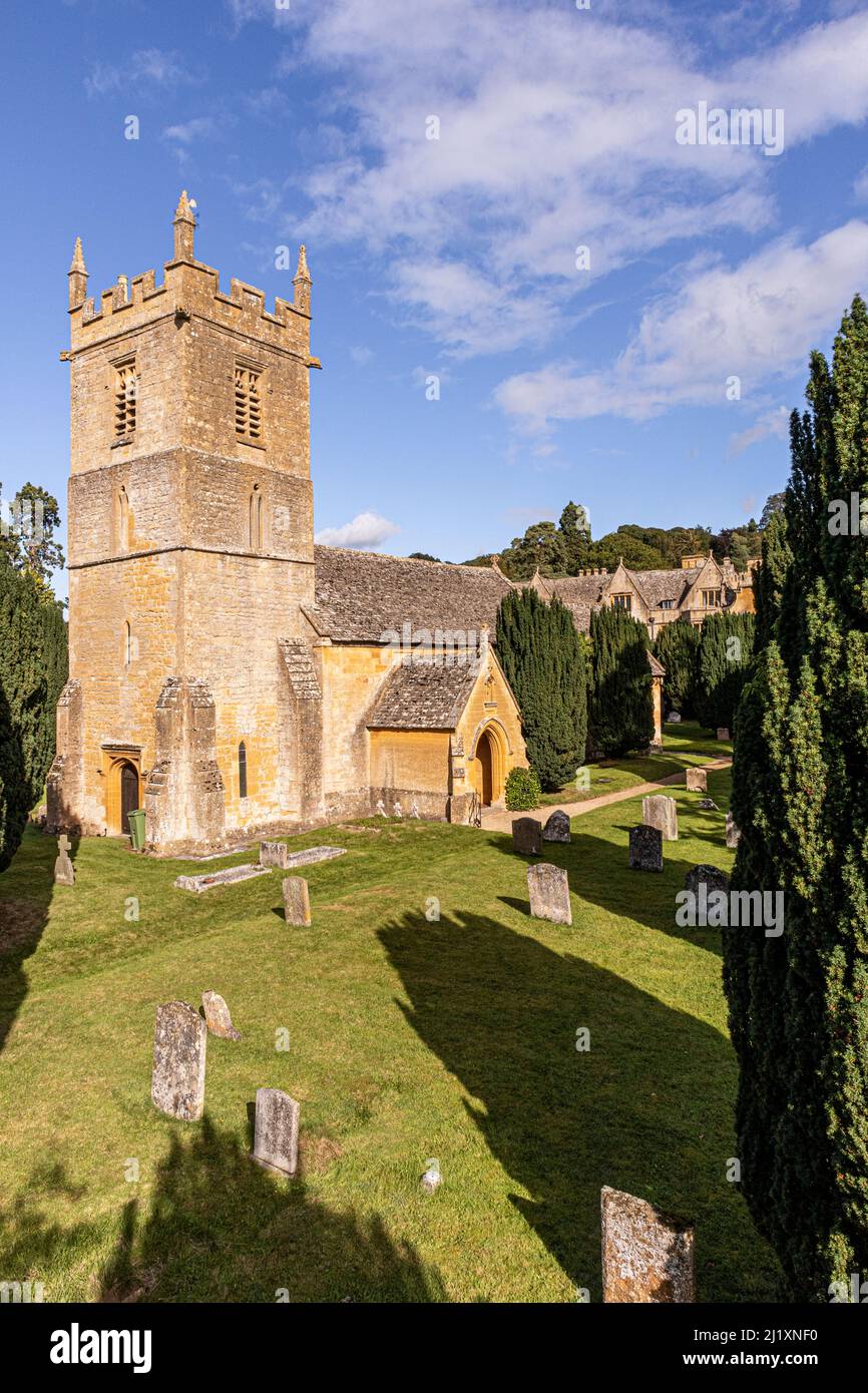 Die St. Peters Kirche und das jakobische Herrenhaus Stanway House im Cotswold-Dorf Stanway, Gloucestershire, England Stockfoto