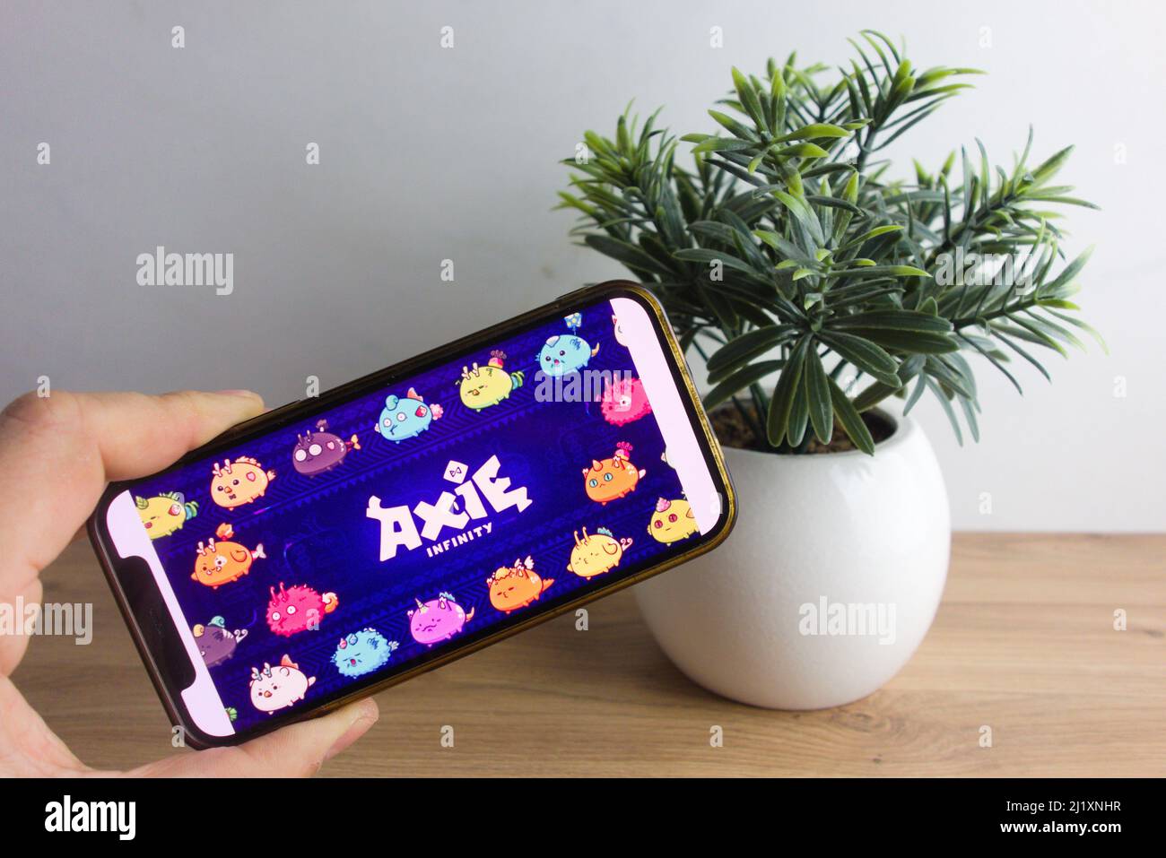 KONSKIE, POLEN - 26. März 2022: AXie Infinity nft Online-Spiel-Logo auf dem Mobiltelefon angezeigt Stockfoto