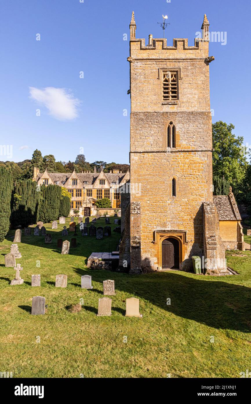 Die St. Peters Kirche und das jakobische Herrenhaus Stanway House im Cotswold-Dorf Stanway, Gloucestershire, England Stockfoto