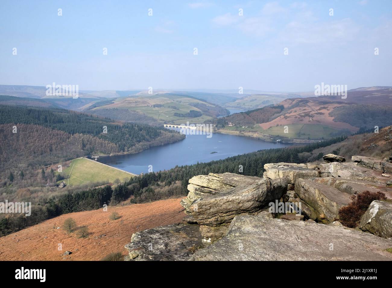 Blick auf das Ladybower Reservoir vom Bamford Edge im Dark Peak des Peak District, Derbyshire, Großbritannien Stockfoto