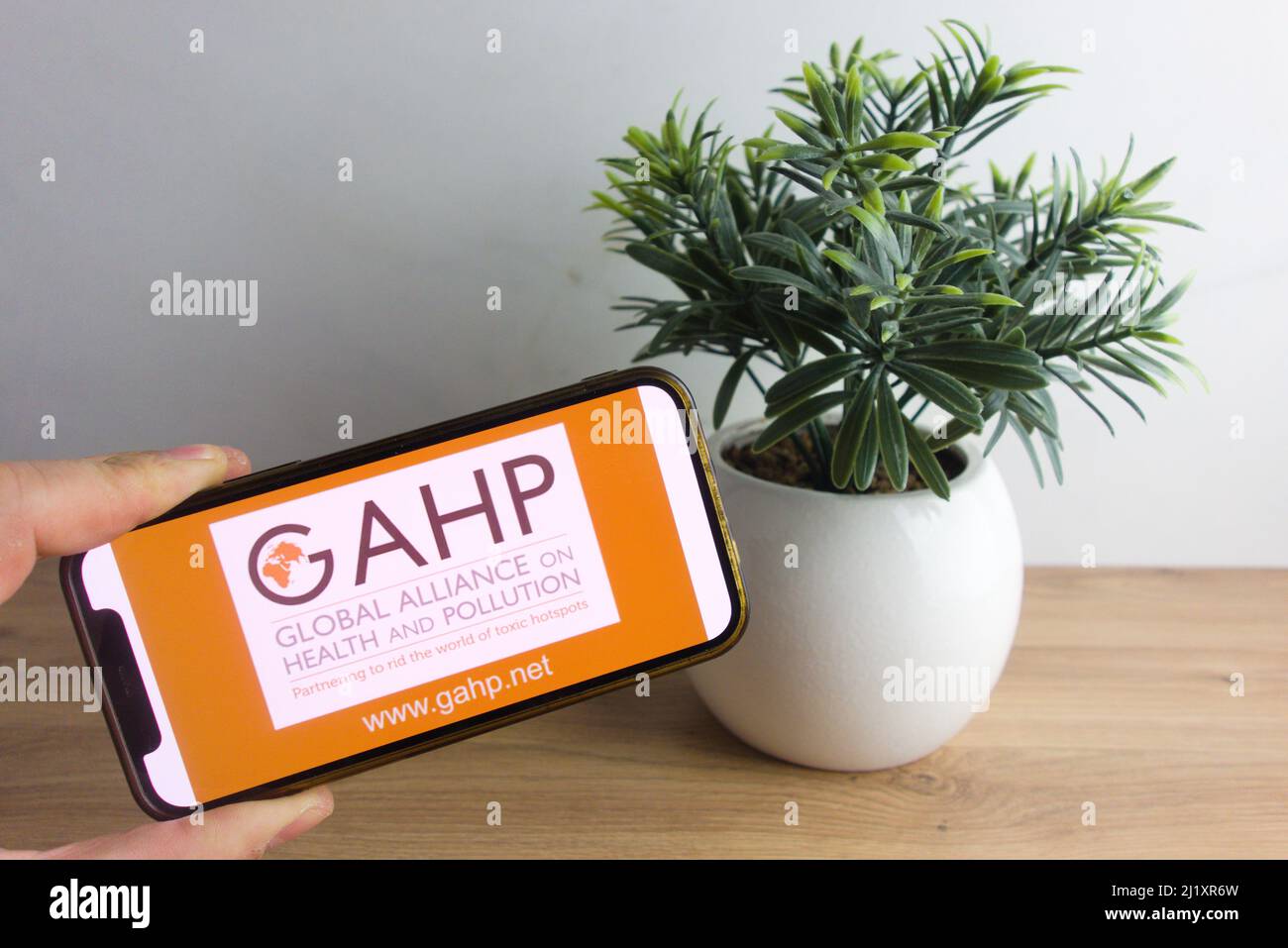 KONSKIE, POLEN - 26. März 2022: GAHP - Global Alliance on Health and Pollution Agency Logo auf dem Mobiltelefon Stockfoto