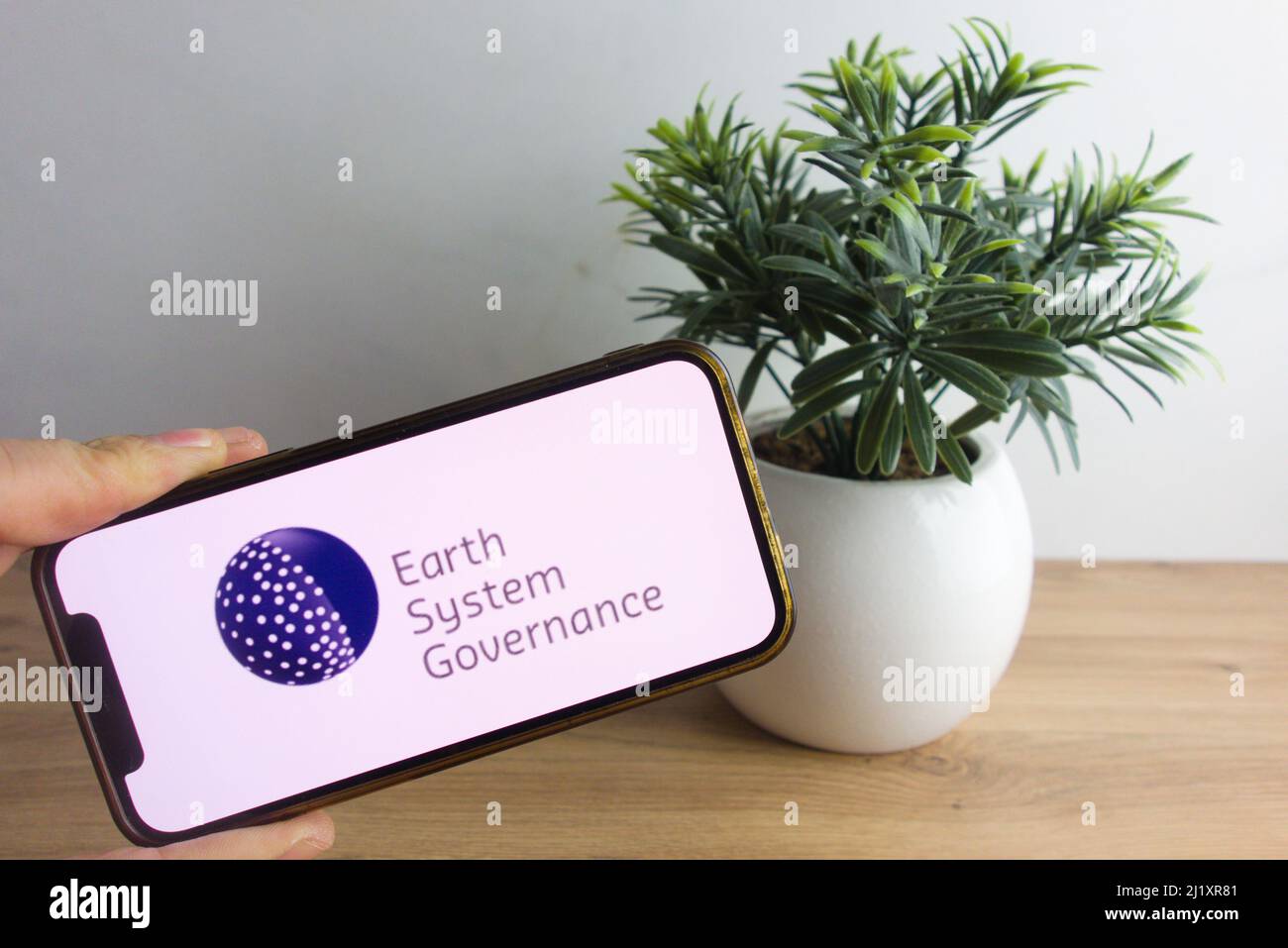 KONSKIE, POLEN - 26. März 2022: Logo des Earth System Governance Project auf dem Mobiltelefon angezeigt Stockfoto