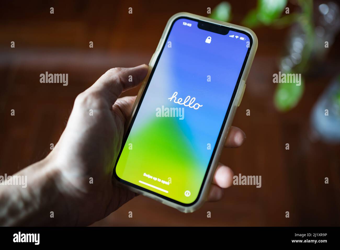 Bangkok, Thailand - 18. März 2022: Apple iPhone 13 zeigt seinen Bildschirm mit "Hallo", wenn das iOS wurde auf 15,4 Version aktualisiert. Stockfoto