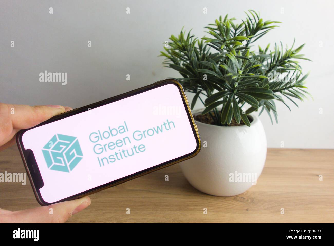 KONSKIE, POLEN - 26. März 2022: GGGI - Global Green Growth Institute Logo auf Mobiltelefon angezeigt Stockfoto