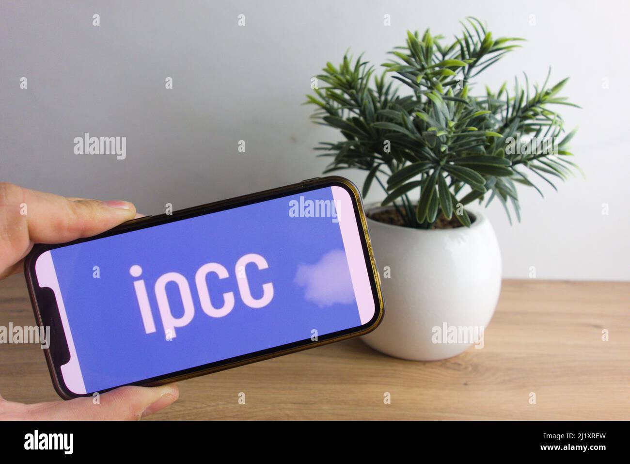 KONSKIE, POLEN - 26. März 2022: IPCC - Intergovernmental Panel on Climate Change Logo auf dem Mobiltelefon Stockfoto