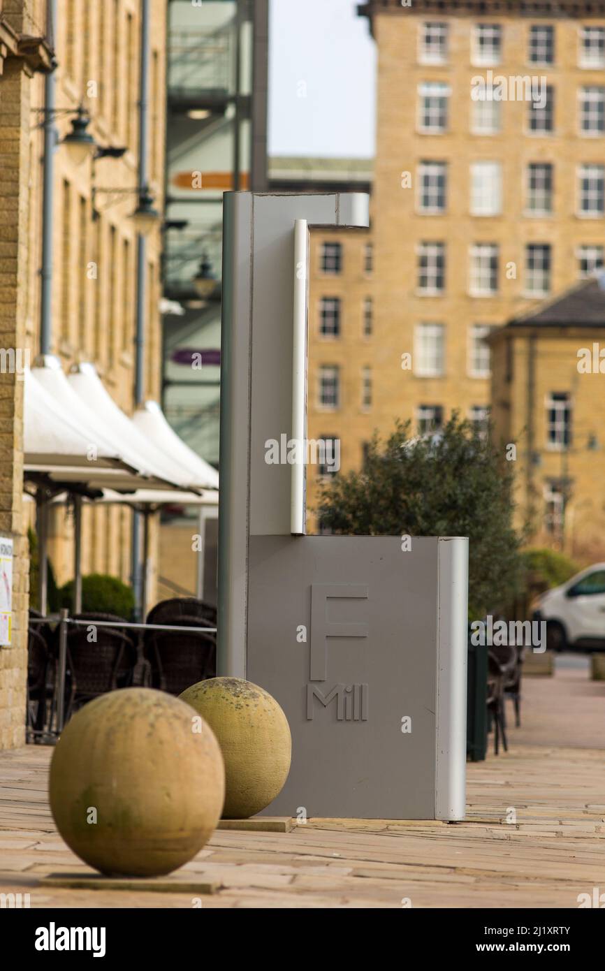 Dean Clough in Halifax, Calderdale, West Yorkshire, England, ist eine Gruppe von großen Fabrikgebäuden, die in den Jahren 1840s bis 60s für Crossley's Teppiche gebaut wurden und zu einer der größten Teppichfabriken der Welt wurden (eine halbe Meile lang mit 1.250.000 Quadratfuß (116.000 m2) Grundfläche). Nach Jahren rückläufiger Produktion schloss es 1983, als es von einem Konsortium unter der Leitung von Sir Ernest Hall gekauft wurde, das die denkmalgeschützte Stätte für verschiedene kommerzielle und kulturelle Zwecke entwickelte. Es gilt heute als ein führendes Beispiel für eine erfolgreiche Stadterneuerung.Dean Clough befindet sich auf der Nordseite von Halifax in der Nähe der V Stockfoto