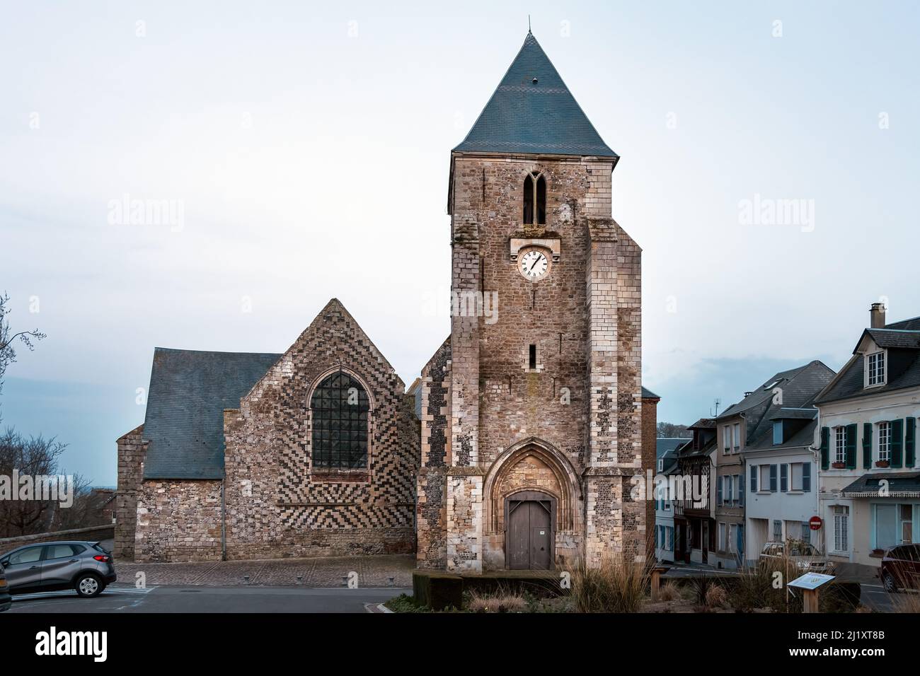 Kirche Saint Martin in Saint Valery sur Somme, aus Feuerstein und Schindel gebaut, Frankreich Stockfoto