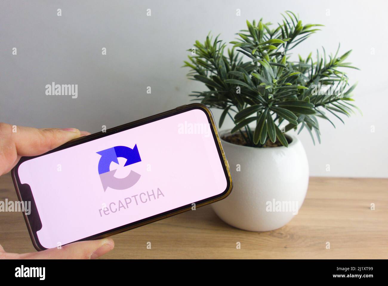 KONSKIE, POLEN - 26. März 2022: Spam-Check des Roboters wird auf dem Mobiltelefon angezeigt. Captcha-Verifizierung Stockfoto