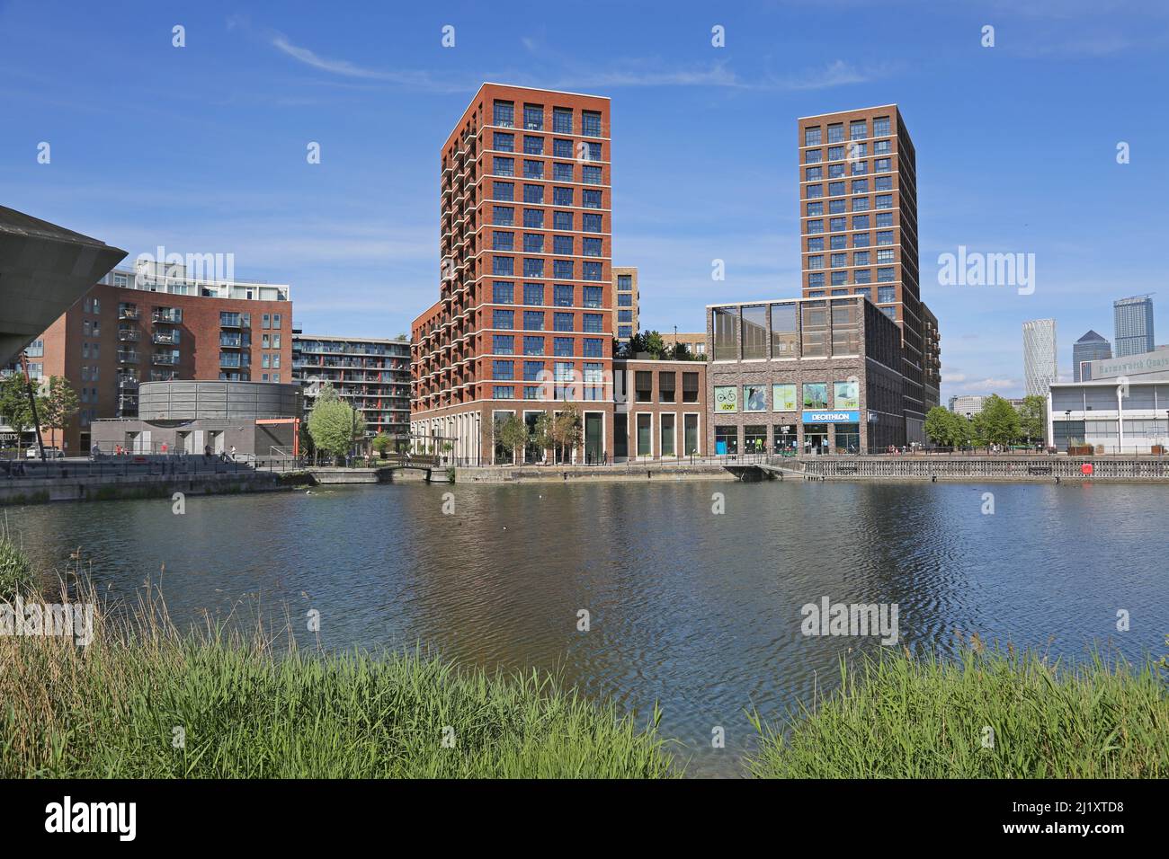 Geschäfte und Apartments im Londoner Canada Water, Teil des neu entwickelten Surrey Docks-Gebiets in der Nähe der Themse. Stockfoto