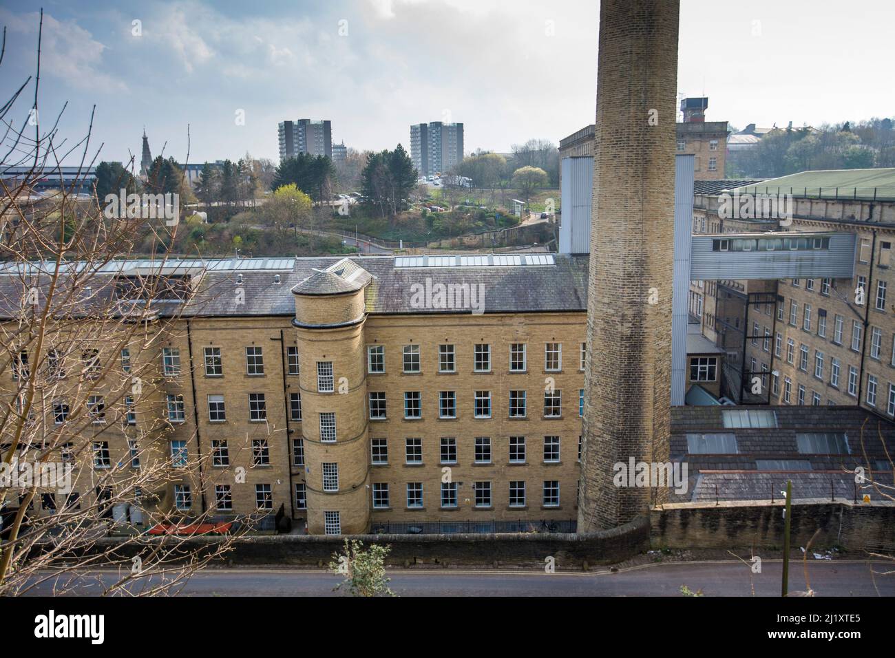 Dean Clough in Halifax, Calderdale, West Yorkshire, England, ist eine Gruppe von großen Fabrikgebäuden, die in den Jahren 1840s bis 60s für Crossley's Teppiche gebaut wurden und zu einer der größten Teppichfabriken der Welt wurden (eine halbe Meile lang mit 1.250.000 Quadratfuß (116.000 m2) Grundfläche). Nach Jahren rückläufiger Produktion schloss es 1983, als es von einem Konsortium unter der Leitung von Sir Ernest Hall gekauft wurde, das die denkmalgeschützte Stätte für verschiedene kommerzielle und kulturelle Zwecke entwickelte. Es gilt heute als ein führendes Beispiel für eine erfolgreiche Stadterneuerung.Dean Clough befindet sich auf der Nordseite von Halifax in der Nähe der V Stockfoto