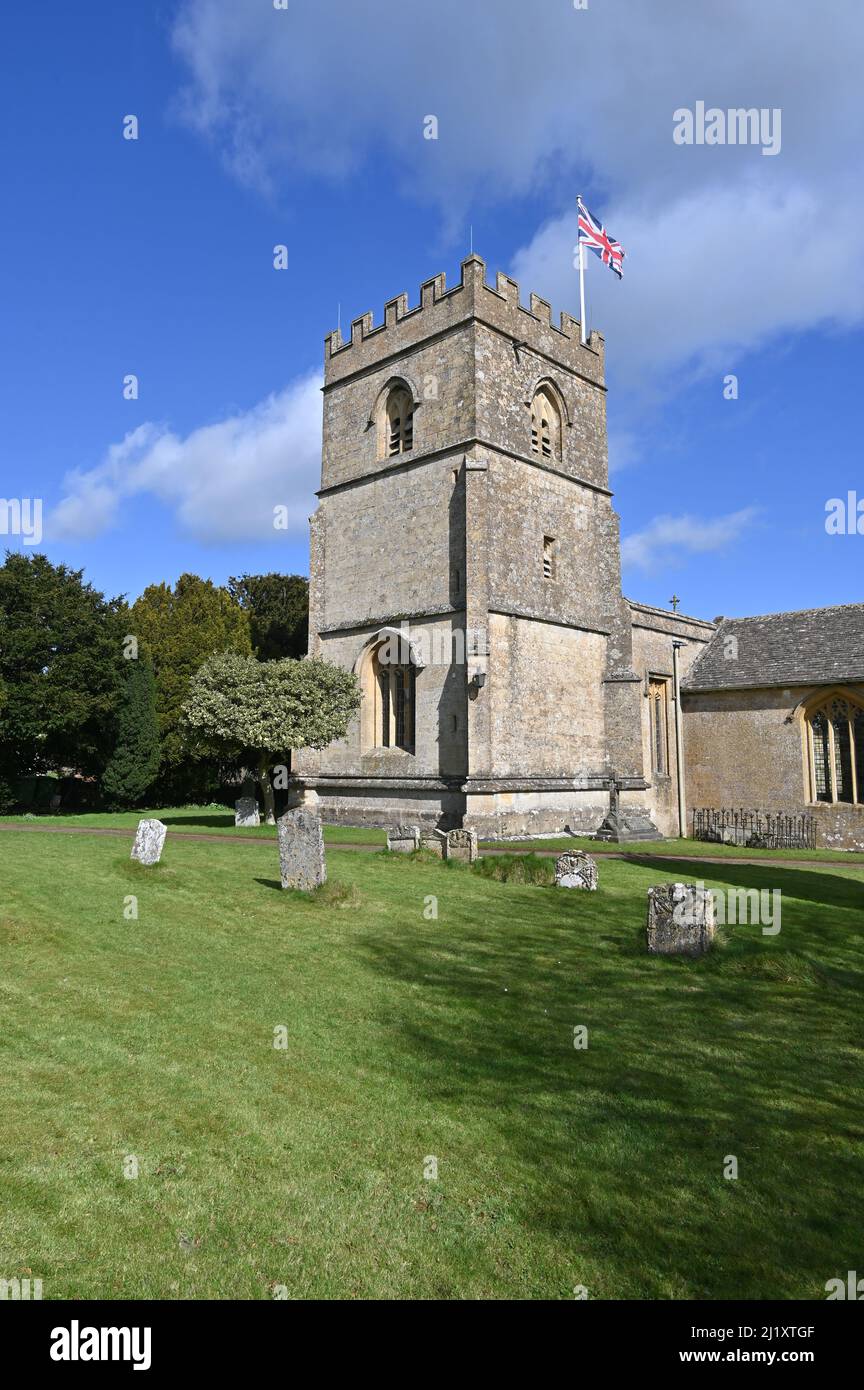 St. Michael's and All Angels Church im Dorf Guiting Power in Gloucestershire Stockfoto