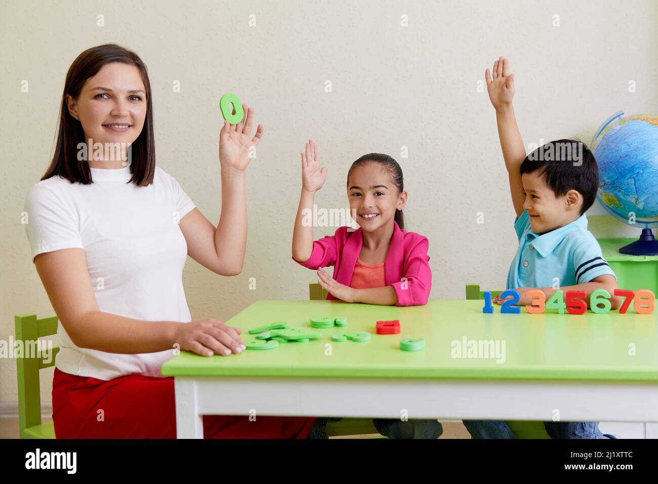 Kinder üben die korrekte Aussprache mit einem Logopädin Stockfoto