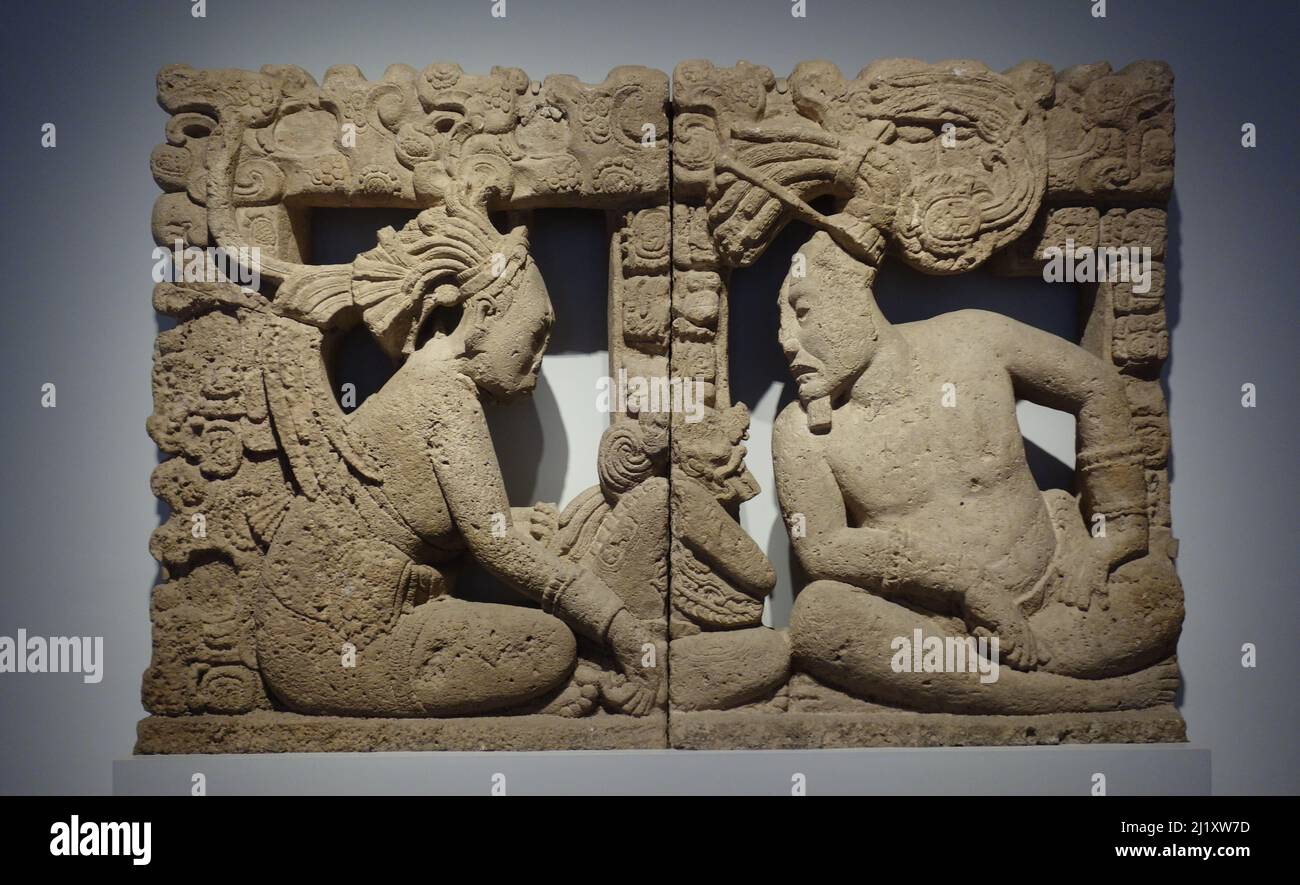 Rückseite eines Thrones mit einem Herrscher, einem Höfling und einer Gottheit in der Mitte. Late Classic 600 bis 900 n. Chr. Stockfoto