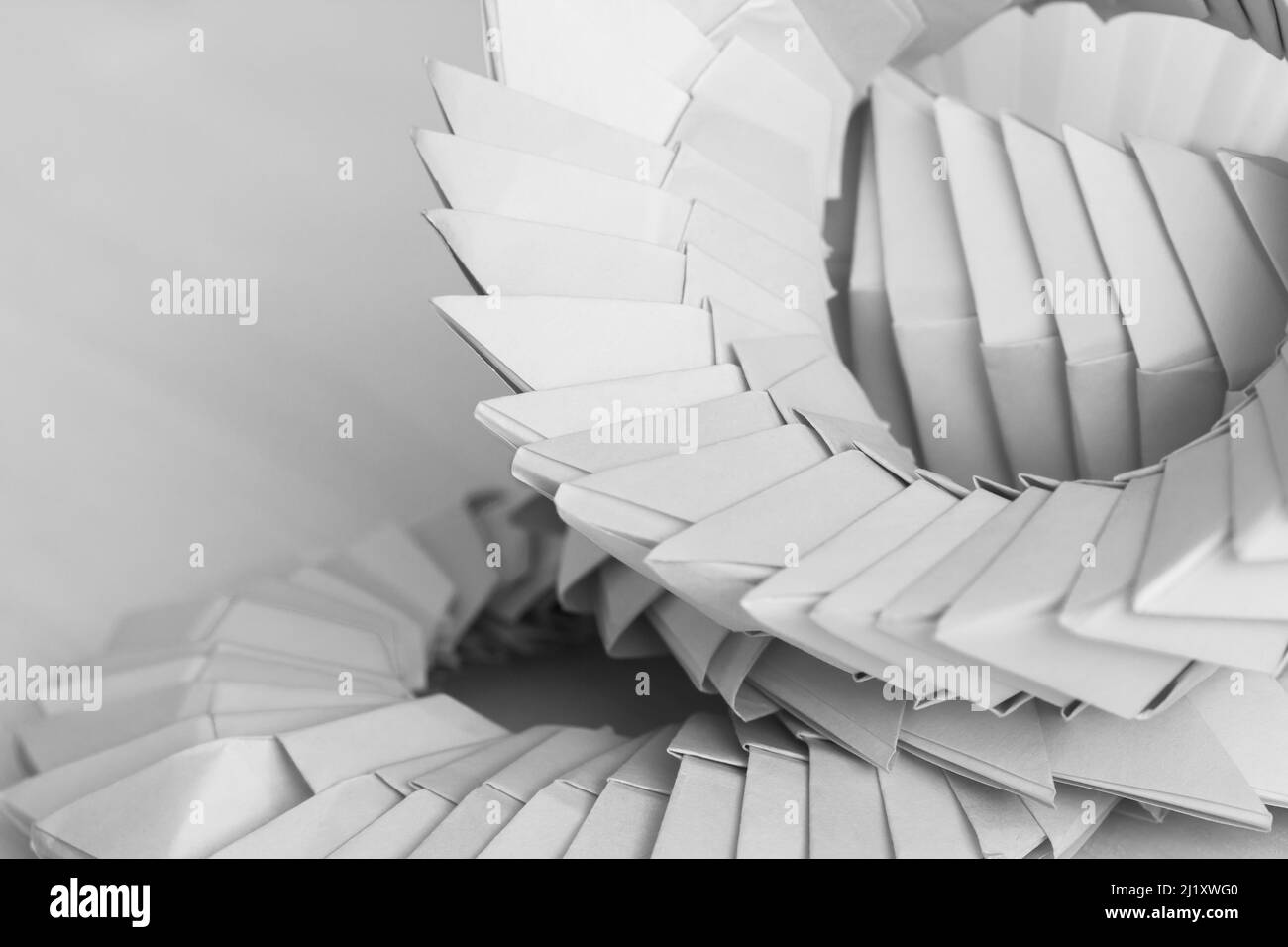 Origami-Ringe. Abstrakte parametrische Objekte aus verknüpften Papierblättern Stockfoto
