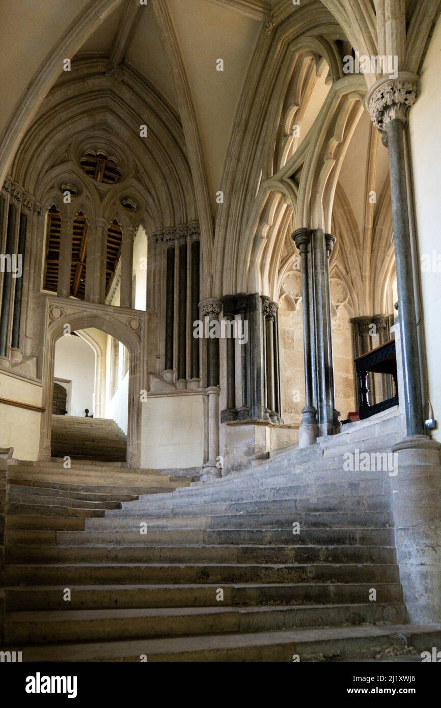 Großbritannien, England, Somerset. Wells Cathedral. Die gut abgenutzten Schritte zum Kapitelhaus. Stockfoto