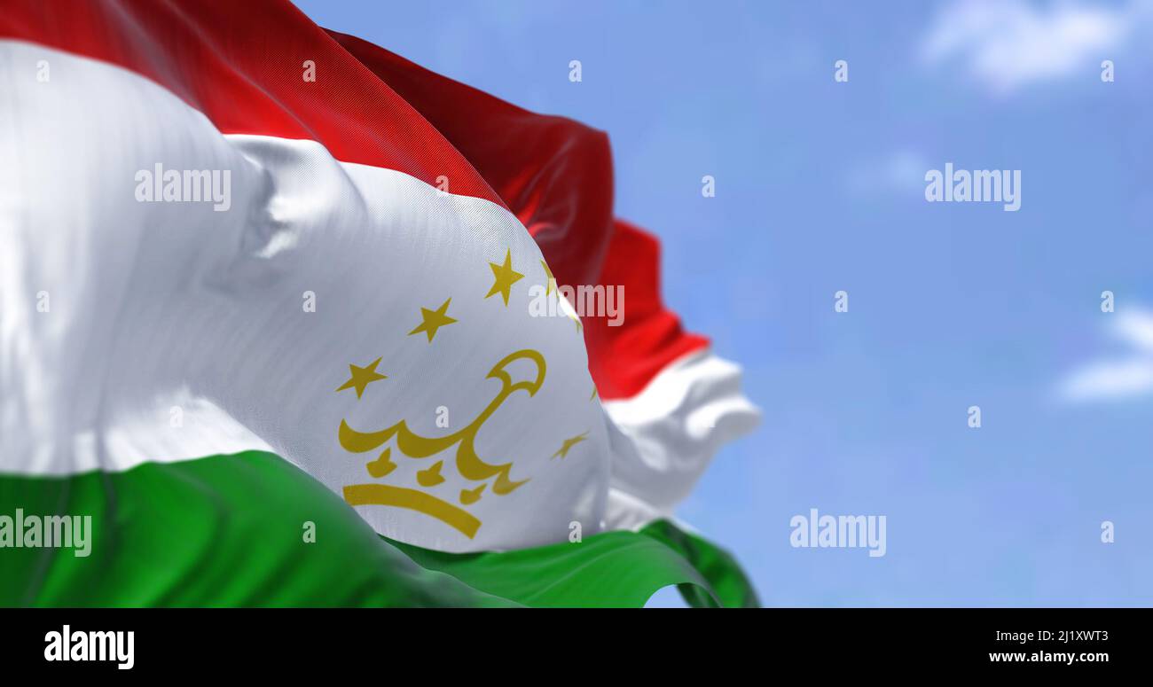 Detail der Nationalflagge Tadschikistans, die an einem klaren Tag im Wind winkt. Tadschikistan ist ein Binnenstaat in Zentralasien. Selektiver Fokus. Stockfoto