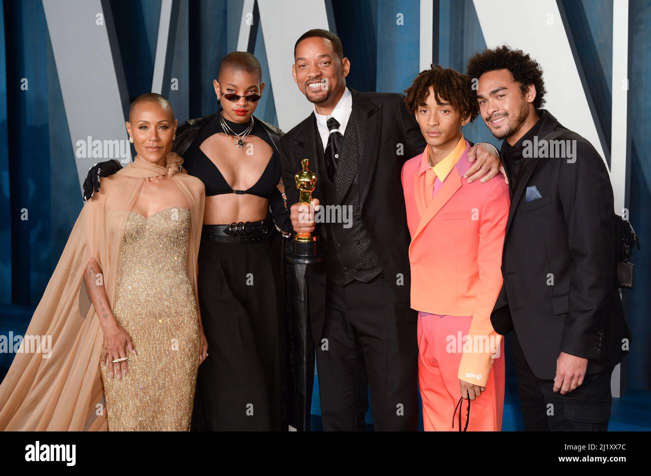 27.. März 2022, Los Angeles, USA. Will Smith mit seinen Söhnen Trey Smith und Jaden Smith, Tochter Willow Smith und Frau Jada Pinkett Smith bei der Vanity Fair Oscar Party 2022, Wallis Annenberg Center for the Performing Arts, Los Angeles. Quelle: Doug Peters/EMPICS/Alamy Live News Stockfoto