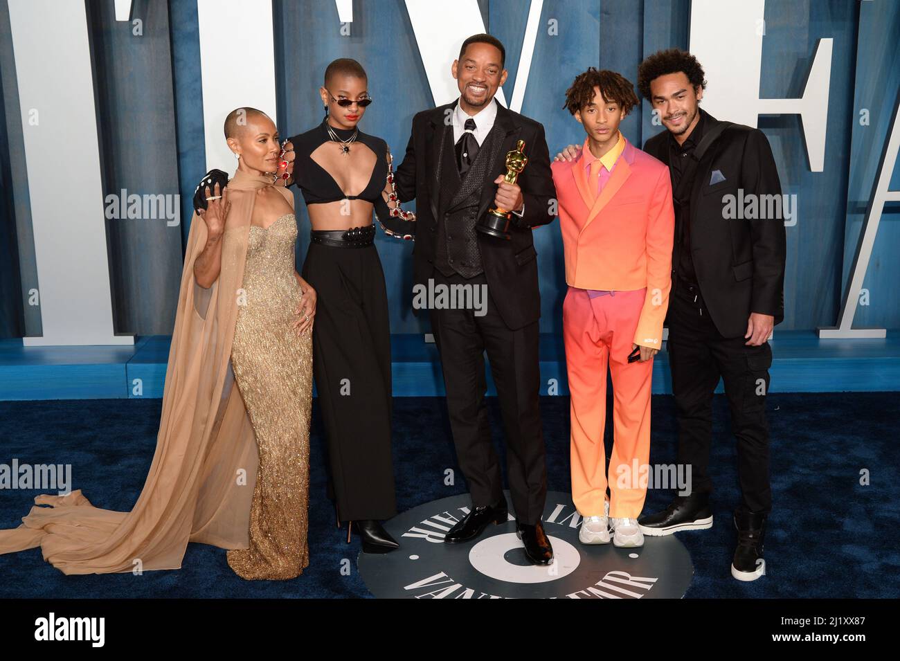 27.. März 2022, Los Angeles, USA. Will Smith mit seinen Söhnen Trey Smith und Jaden Smith, Tochter Willow Smith und Frau Jada Pinkett Smith bei der Vanity Fair Oscar Party 2022, Wallis Annenberg Center for the Performing Arts, Los Angeles. Quelle: Doug Peters/EMPICS/Alamy Live News Stockfoto