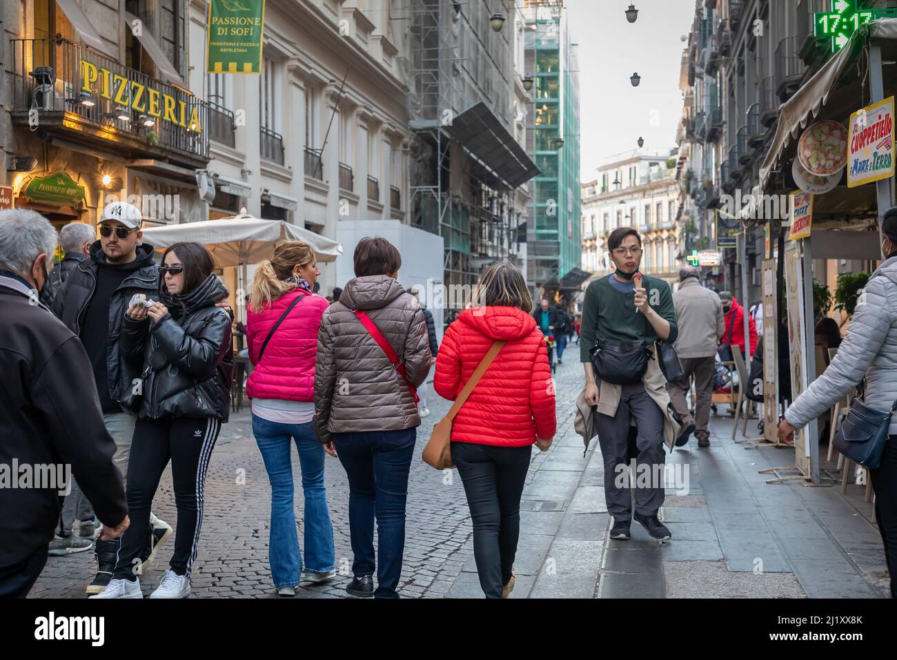 Neapel, Italien - 24. März 2022: Via Toledo, im historischen Zentrum der Stadt die Menschen gehen an einem Frühlingstag auf der Straße, auf der Suche nach Shopping, Freizeit o Stockfoto