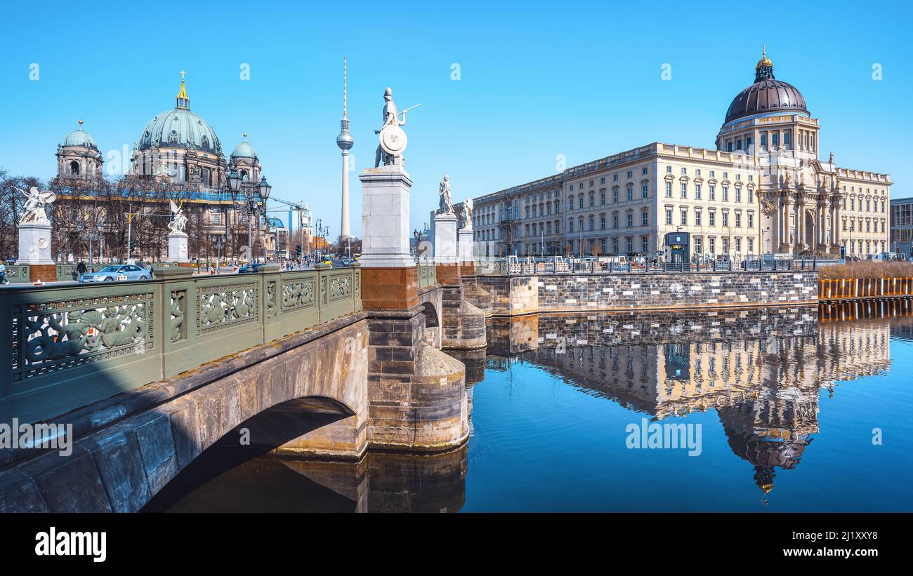 Das rekonstruierte berliner Schloss und der berühmte berliner Dom Stockfoto