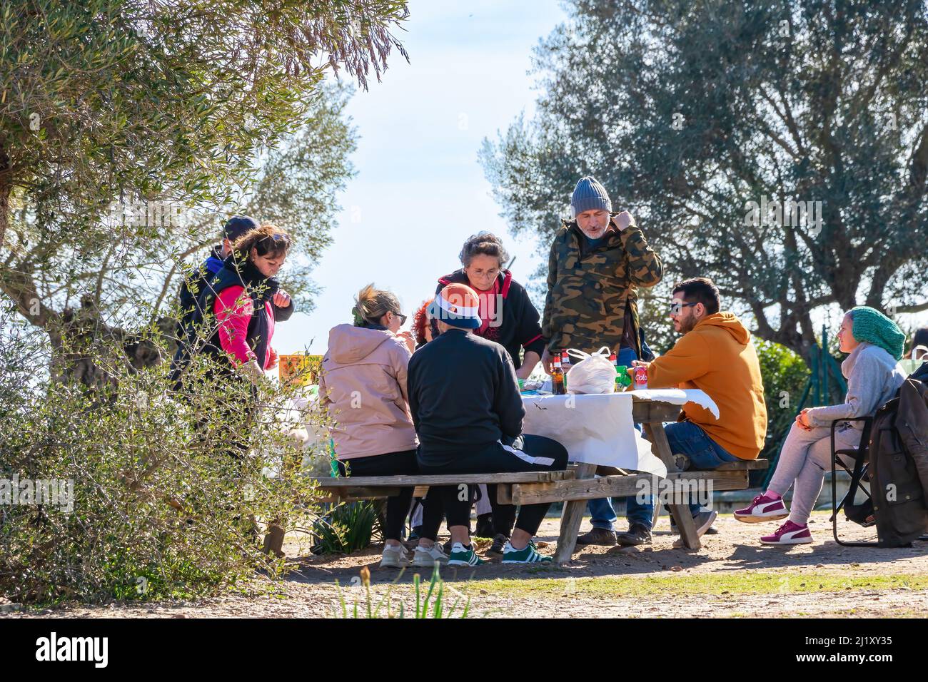 Sevilla, Spanien - 22. Januar 2022: Eine Familie zum Mittagessen in einem Picknickbereich Stockfoto