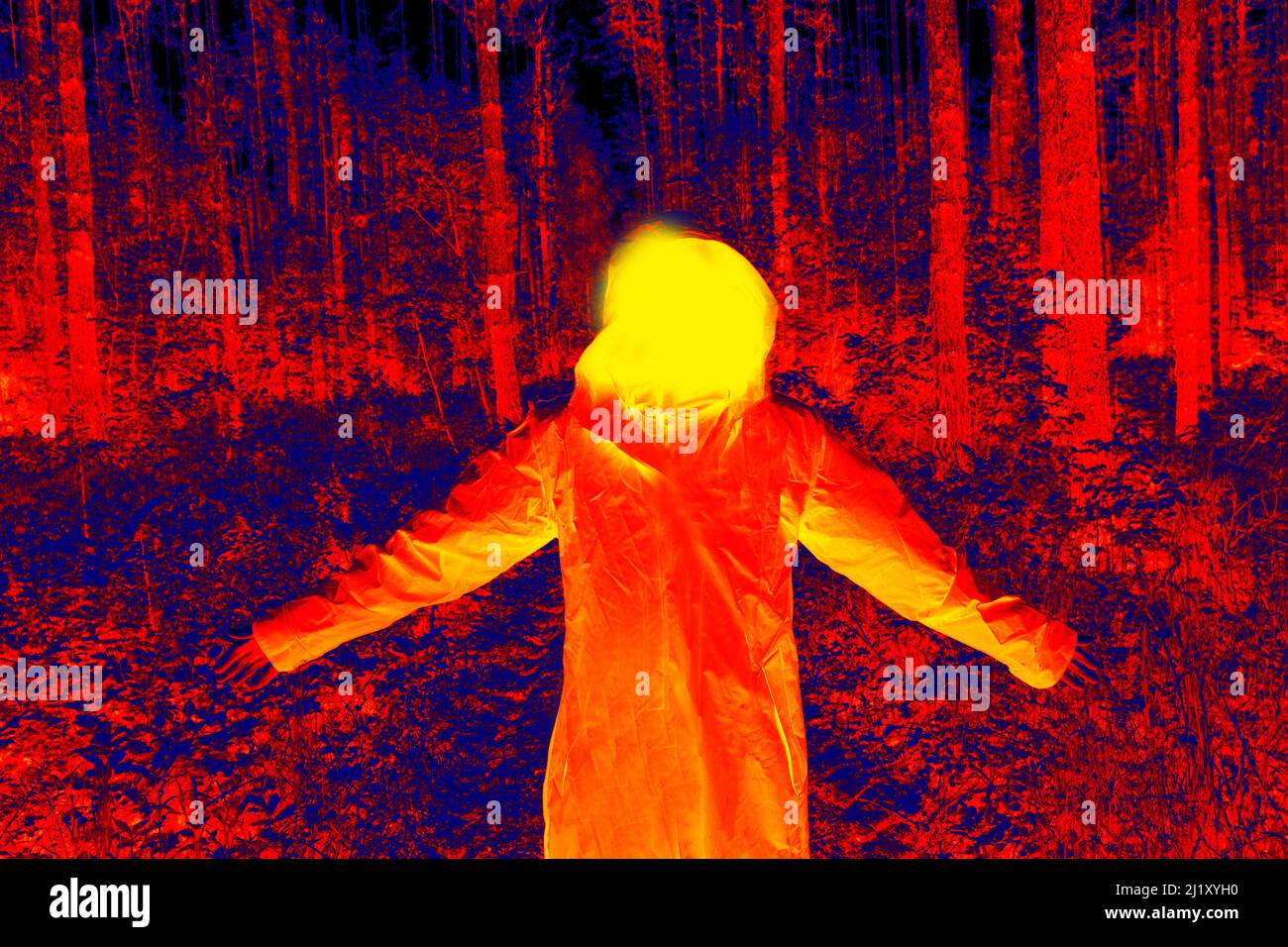 Wie gut es ist! Das inspirierte Mädchen erstarrte vor der Schönheit des Frühlingswaldes. Verschwommene, nicht erkennbare Menschen. Thermischer Impressionismus. Stockfoto