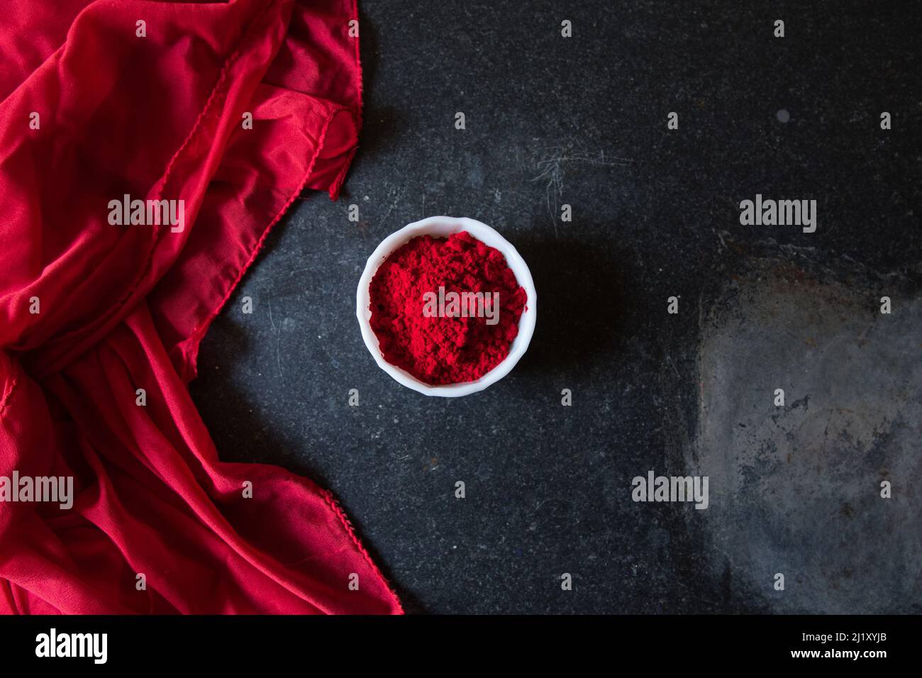 Gulal oder holi Festival rote Farbe auf einem dunklen Hintergrund. Stockfoto