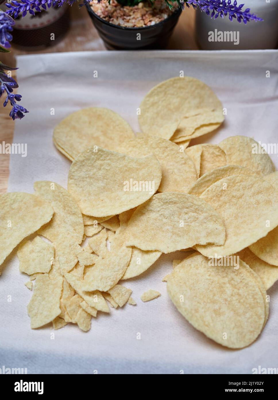 Kartoffelchips auf dem weißen Seidenpapier Stockfoto