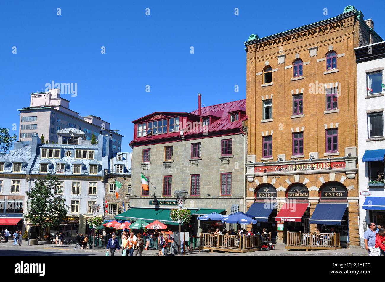 Historisches Geschäftsgebäude im französischen Stil in der Rue Garneau 50 in der Cote de la Fabrique in der Altstadt von Quebec City, Quebec QC, Kanada. Stockfoto