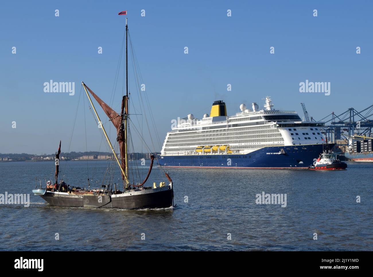 27/03/2022 Tilbury UK Themse Themse Segelschiff Lady Daphne genießen die Aussicht auf den Fluss an einem Sonntagnachmittag, wie sie an Spirit of Adventu vorbei segelt Stockfoto