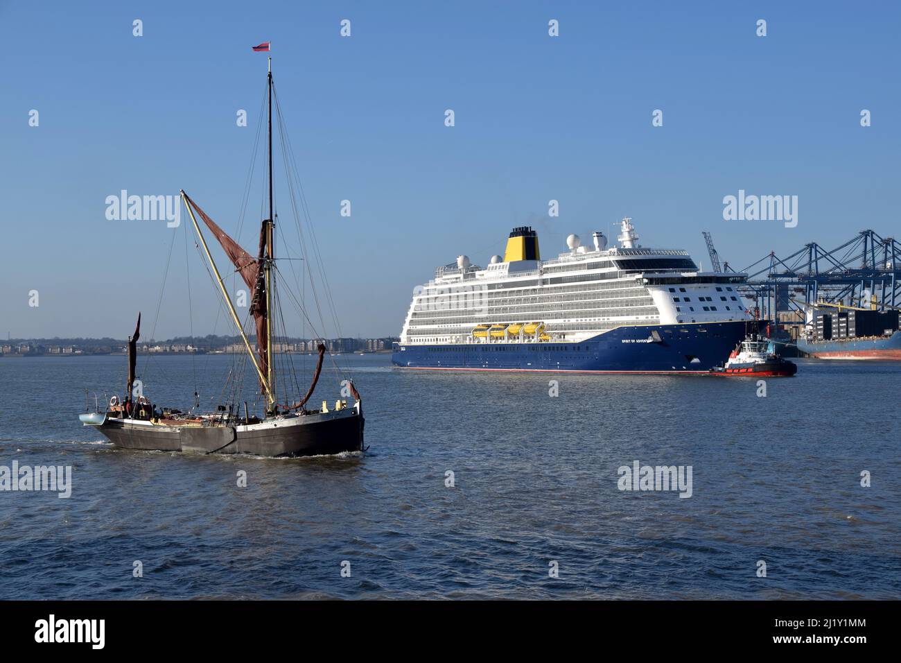 27/03/2022 Tilbury UK Themse Themse Segelschiff Lady Daphne genießen die Aussicht auf den Fluss an einem Sonntagnachmittag, wie sie an Spirit of Adventu vorbei segelt Stockfoto