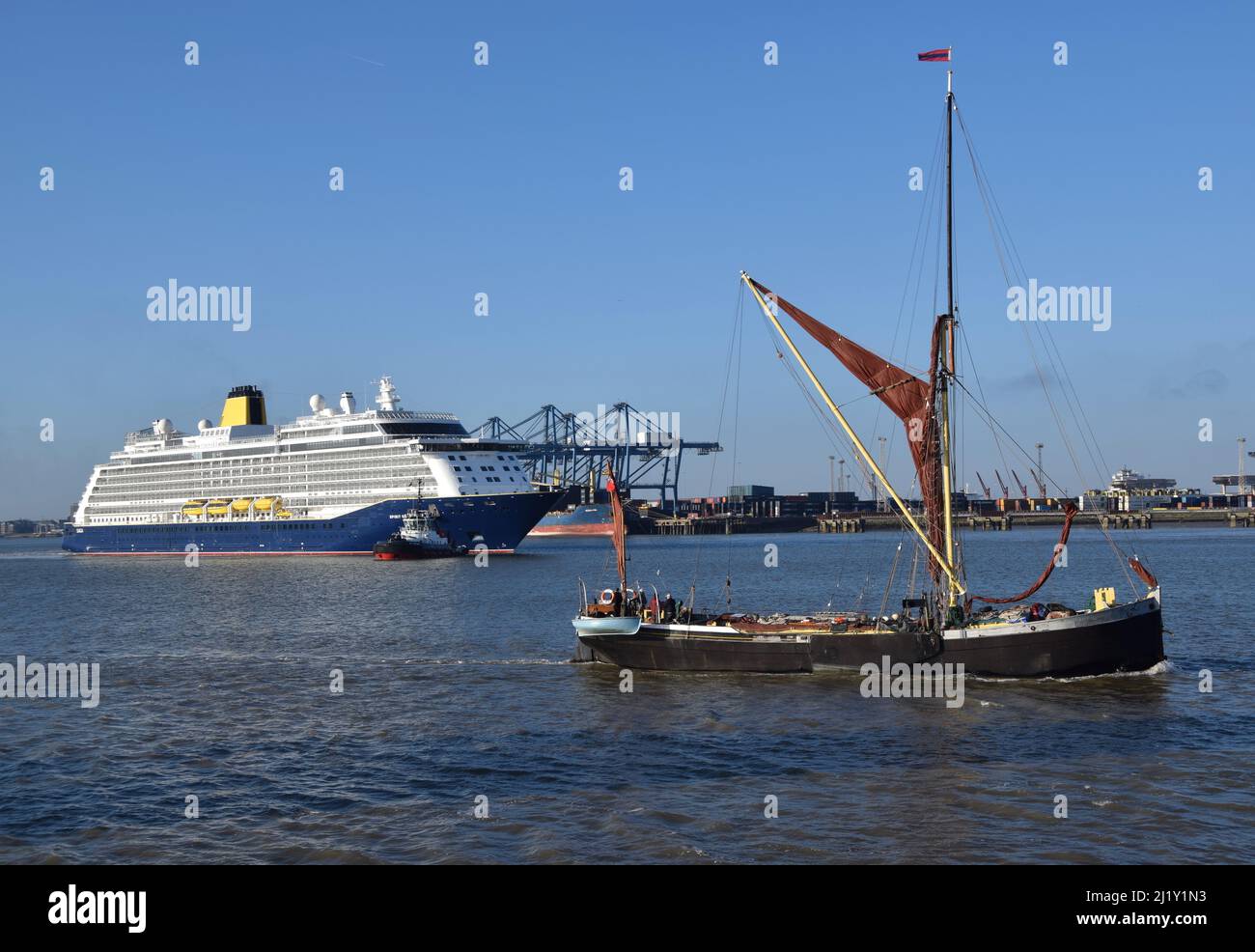 27/03/2022 Tilbury UK Themse Themse Segelschiff Lady Daphne genießen die Aussicht auf den Fluss an einem Sonntagnachmittag, wie sie an Spirit of Adventu vorbei segelt Stockfoto